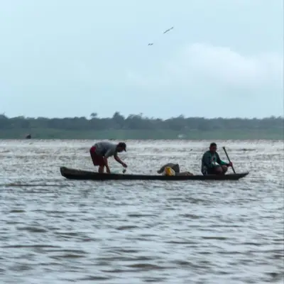 Canoa de pescaria em rio aberto
