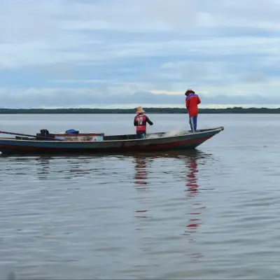 Canoa em rio aberto, com o horizonte ao fundo