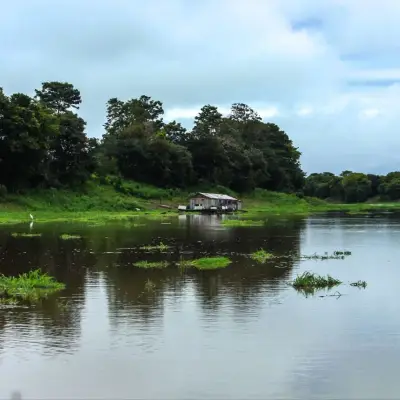 Flutuante ao longe, sobre o rio calmo