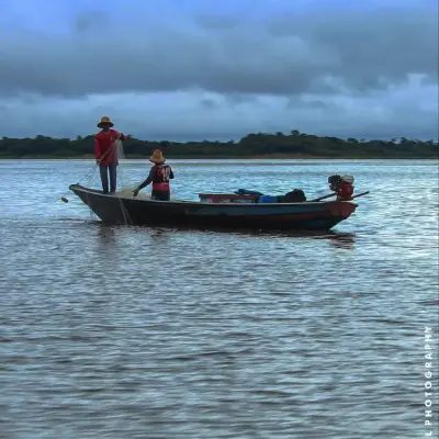 Família ribeirinha em canoa, durante o passeio pelo lago