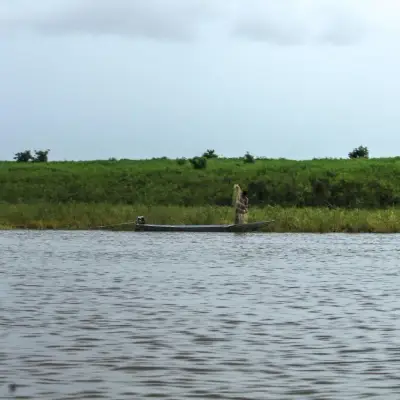 A largura do rio e a linha verde da margem