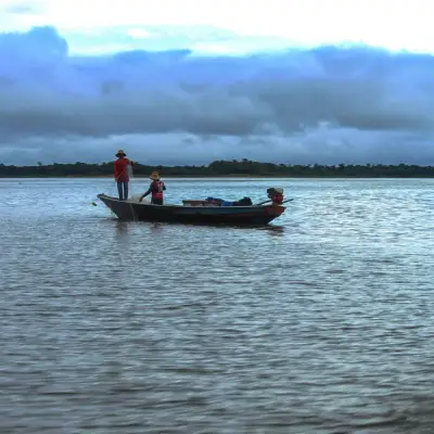 Dois pescadores dividindo a canoa