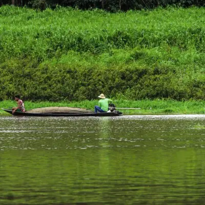 Pesca artesanal junto à margem