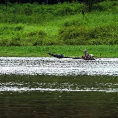 Canoa solitária na imensidão do rio