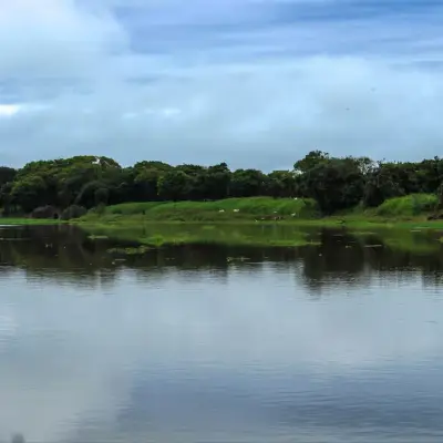 Céu nublado espelhado na superfície do rio