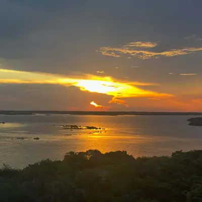 Entardecer sobre o rio, com as ilhas recortadas no horizonte