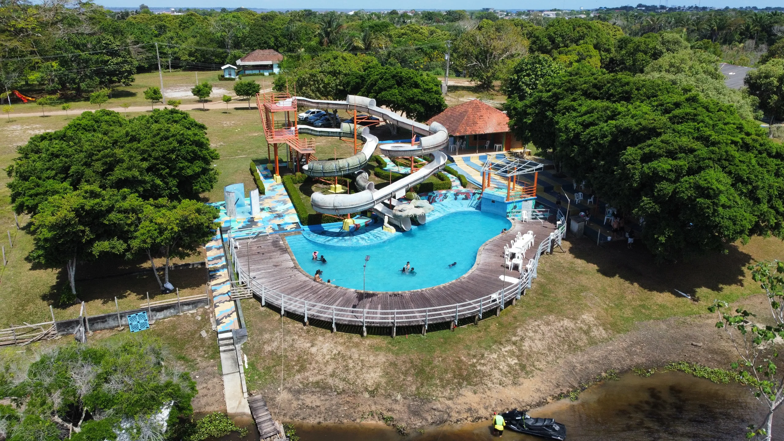 Vista aérea do igapó, com barco em passeio pelo rio